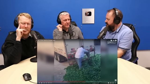 IDIOTS AT WORK REACTION | OFFICE BLOKES REACT!! смотреть онлайн