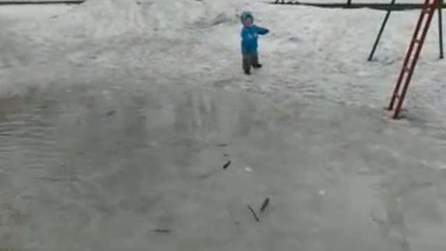прогулка по весне...счастье в луже ))) смотреть онлайн