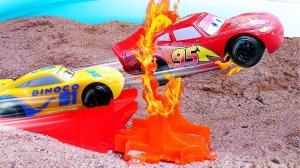 Тачки Молния Маквин и Круз прыгают на трамплине! Игры в машинки - видео про игрушки в песке