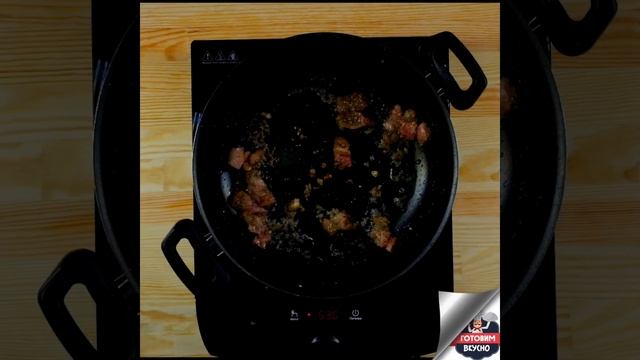 One-Pot сливочная паста с беконом, курицей и песто смотреть онлайн