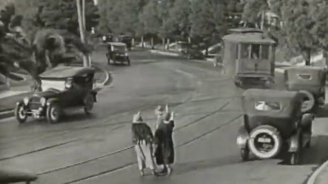 Harold Lloyd drives a Pacific Electric trolley in Girl Shy (1924) смотреть онлайн