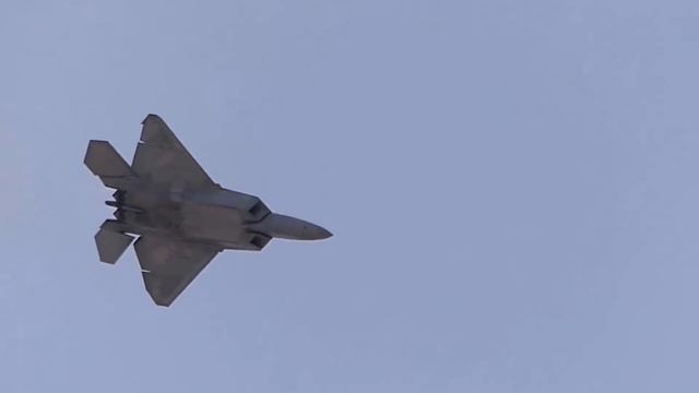 F-22 Raptor does Falling Leaf and Cobra Maneuver! смотреть онлайн