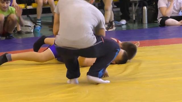 Вольная борьба. Мальчики до45кг. Турнир среди мальчиков и девочек.22.12.2015. Чебоксары. смотреть онлайн