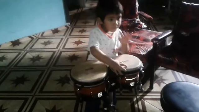 Niño comenzando por el bongo смотреть онлайн