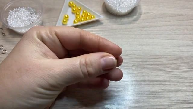 Проще некуда. Праздничные серьги из бусин. Simple idea from beads. Yellow earrings hand made. Easy смотреть онлайн