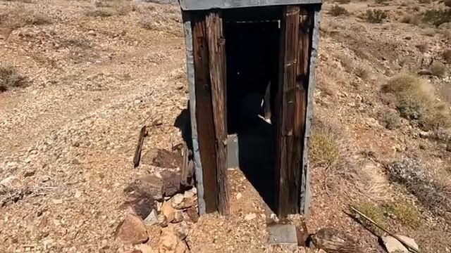 Exploring An Abandoned Gold Mine Camp Deep In The Mojave Desert смотреть онлайн