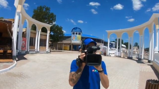 Крымские пляжи уже принимают туристов смотреть онлайн