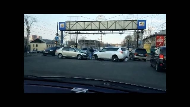 Лобовое столкновение двух машин создает пробку на два района Хабаровска смотреть онлайн