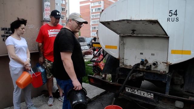 Водовозка снабжает водой оставшихся без нее жителей Бердска смотреть онлайн