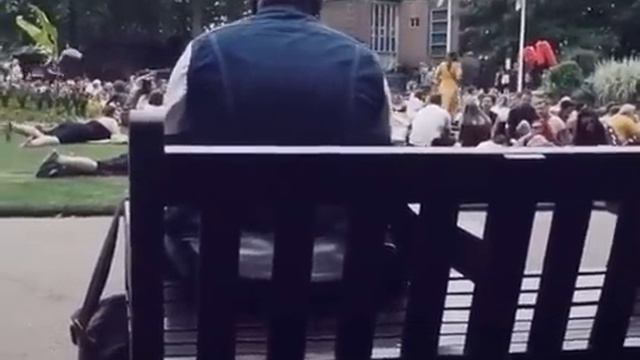 Jon Bon Jovi Park Singing by a Guy смотреть онлайн