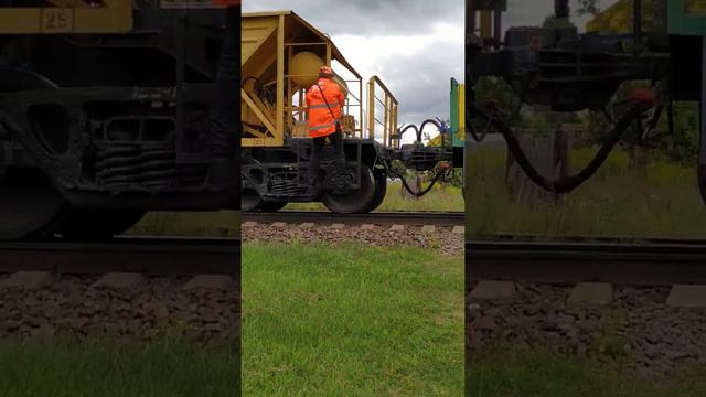 Поизд ложит новые камни 1