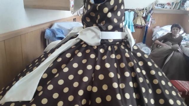 Пышное ретро платье на девочку. Платье в золотой горошек. смотреть онлайн