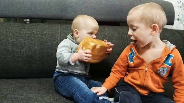 Смешные дети. 2021. Голодные дети !Приколы с детьми. Чем кормить детей. смотреть онлайн