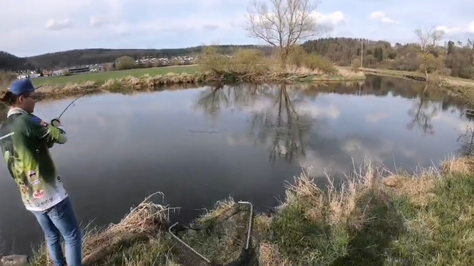 Первая рыба в этом сезоне на спиннинг в Германии , только не моя ? | Поклёвка щуки при ловли форели смотреть онлайн