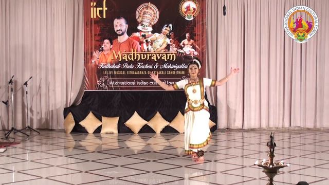 മോഹിനിയാട്ടം ('കറുകറെ കാർമുകിൽ' - കാവാലം നാരായണ പണിക്കർ) : മാളവിക മേനോൻ смотреть онлайн