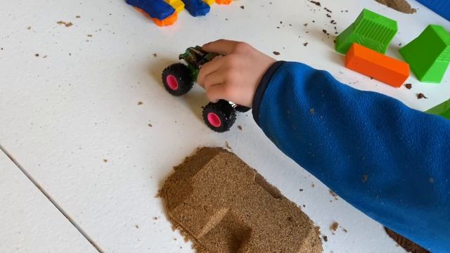Monster Jam Toys - DIY Monster Dirt Stadium (GRAVE DIGGER, DRAGONOID & Tonka Construction Trucks) смотреть онлайн