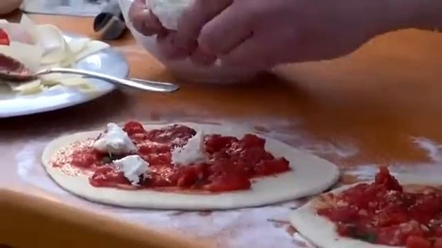 Приготовление пиццы с помощью Amphora (чешск.) смотреть онлайн