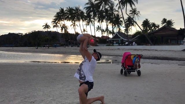 Немного счастья и детского смеха на фоне Самуйского заката смотреть онлайн