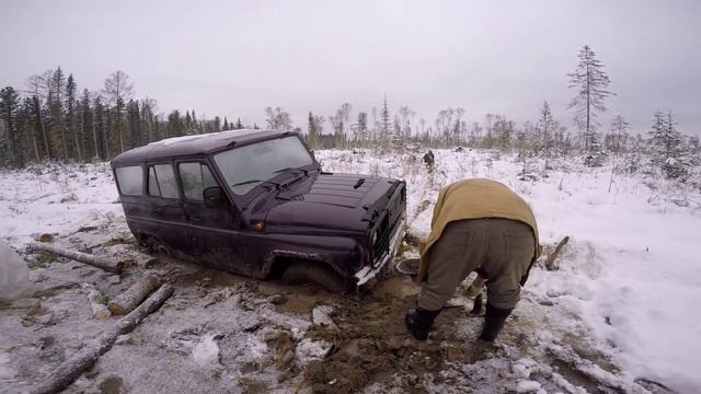 УАЗ: как выбраться из болота при помощи штатного домкрата смотреть онлайн