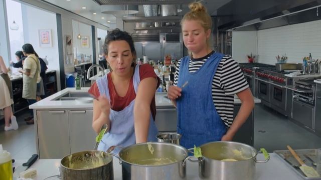 Molly and Carla Try to Make the Perfect Mashed Potatoes & Gravy | Making Perfect: Thanksgiving Ep 2 смотреть онлайн