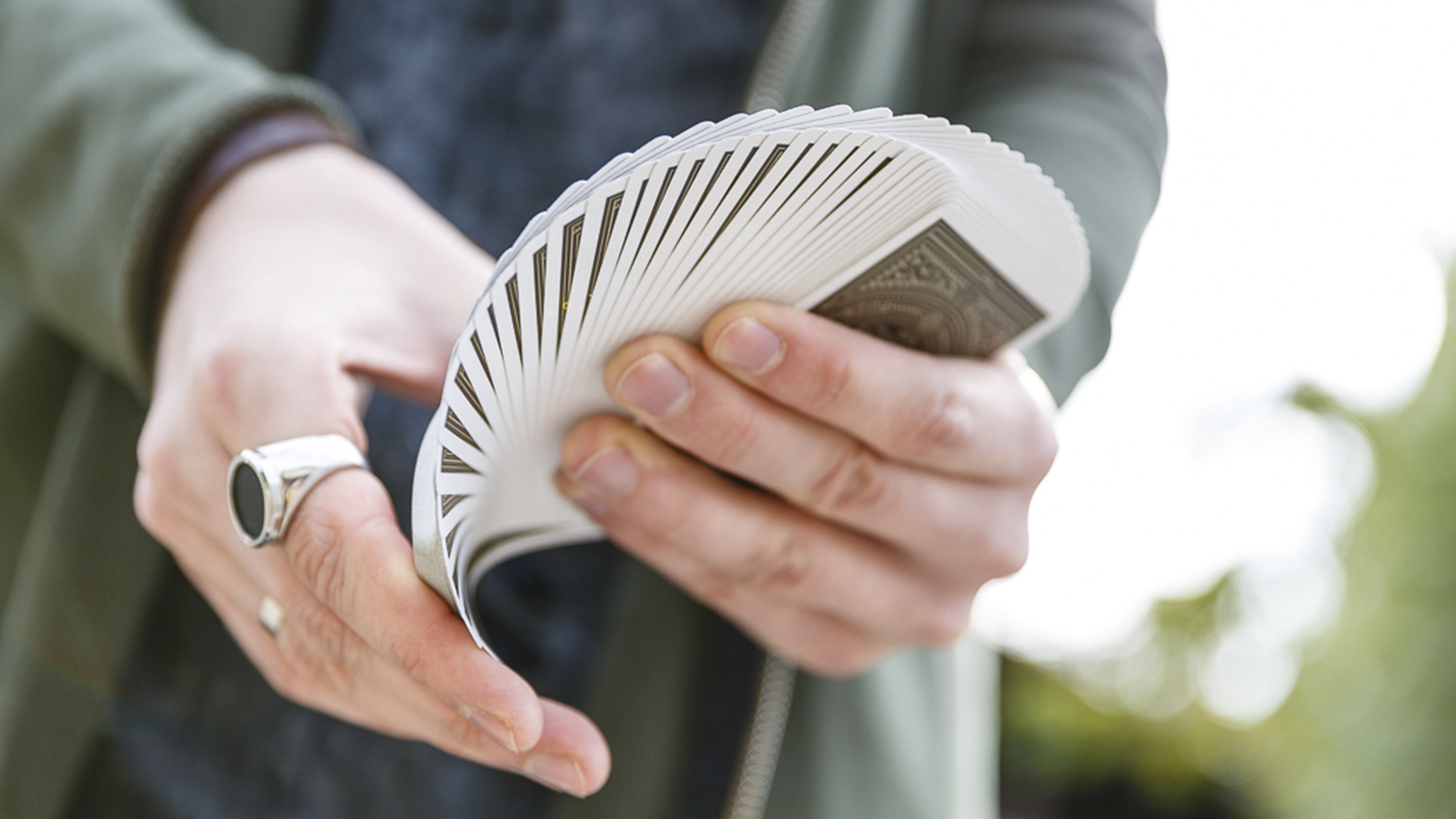 КАРТОЧНЫЙ ВЕЕР | ФОКУСЫ С КАРТАМИ ДЛЯ НАЧИНАЮЩИХ смотреть онлайн