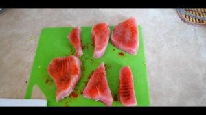 Стейк из тунца на сковороде