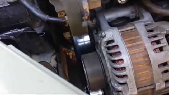 Nissan Tiida, Como cambiar correa de ventilación. смотреть онлайн