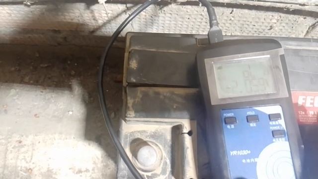 Проверка аккумулятора на авто, по мил-омам годный от 3,3 до 6 мили ома смотреть онлайн