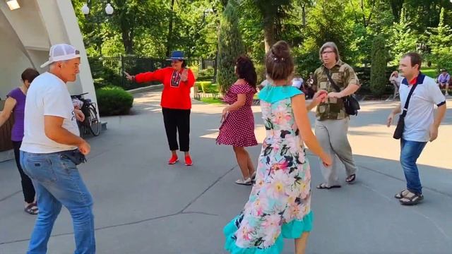 Ми весело спiваем Танцы в парке Горького Харьков Июль 2021 смотреть онлайн