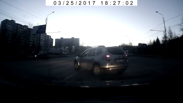 В Пензе, на проспекте Строителей, у пожарки, во тётка даёт, чудом ушли. DR182557 смотреть онлайн