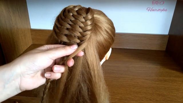 Easy everyday hairstyle. Простая повседневная прическа с хвоста. Peinado diario fácil con trenzas. смотреть онлайн