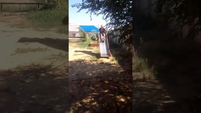 Дети катаются на карусели??????? смотреть онлайн