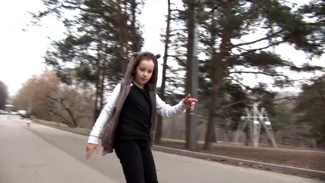 12.04.2018 Алиса на гироскутере, я на роликах,прогулка в Сосенках смотреть онлайн