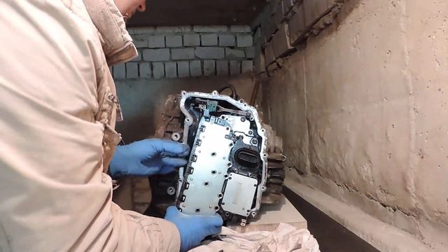 Снятие поддона и электронного блока управления АКПП 6T40 смотреть онлайн