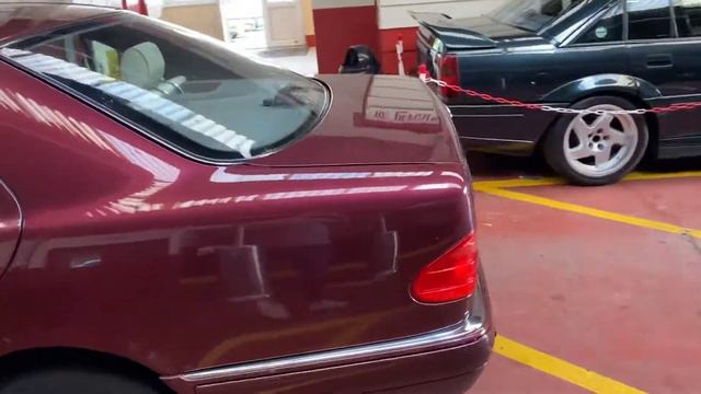 Lot 15 - Mercedes E230