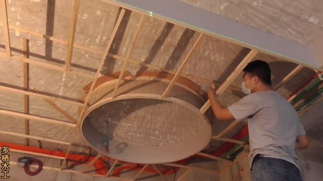 The round ceiling made by several wood strips for decoration woodwork is simple and beautiful. смотреть онлайн
