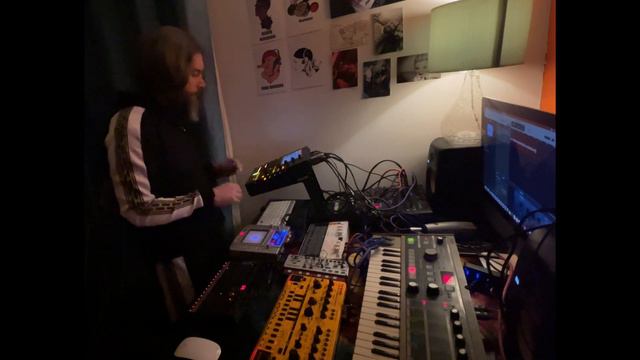 MPC Pilot falls for Akai Behringer TD3 Unosynth Girls at Blues Bar closely pursed Jealous Korg Girl смотреть онлайн