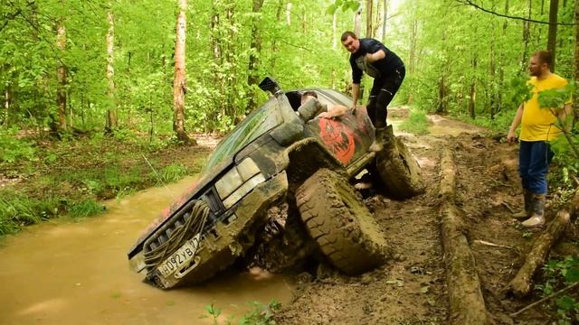 Почти перевернули ZJ, цепи и Трепадоры, Defender vs Jeep / Chains & Trepadors, ZJ almost rolled ove смотреть онлайн