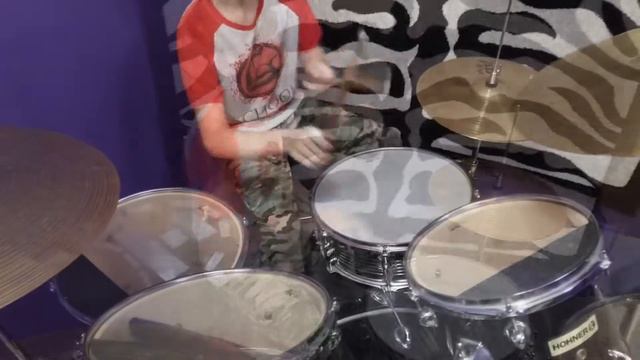 Первое занятие за барабанной установкой. The first lesson for the drum set. смотреть онлайн