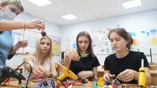 «Рождественские украшения из шишек». Шкарлуханова Е.С смотреть онлайн