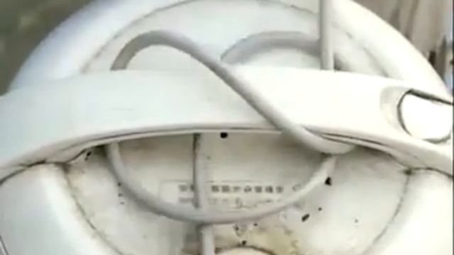 Видео, показывающее, как хитрым способом распутать шнуры, и это больше похоже на магию смотреть онлайн