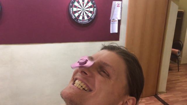 Смайл крутит спинер на носу