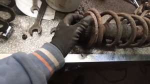 Снятие передней стойки, на Passat B5,замена пружины.