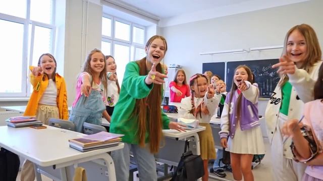 ДЕВОЧКА НЕ ПЛАЧЬ * Viki Show * Премьера Клипа 2023 смотреть онлайн