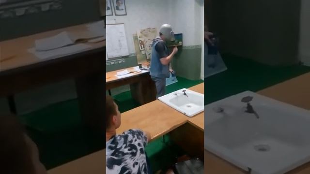 Попытка выпить воду через противогаз смотреть онлайн