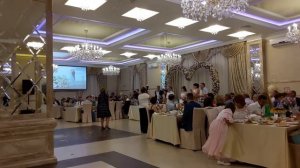 Мама поет на свадьбе сына