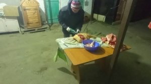 Разделка на куски свиной туши для копчения.