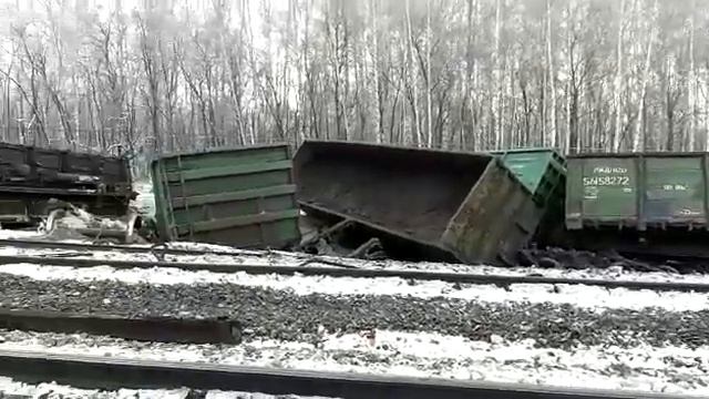 18 вагонов товарного поезда сошли с рельс