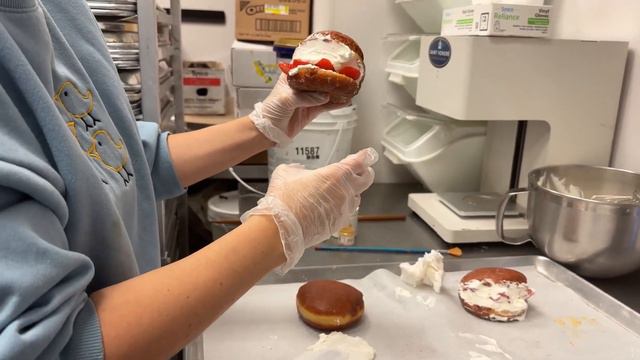 A REALISTIC DAY IN MY LIFE AT THE DONUT SHOP - WAIT TIL U SEE THE SPECIAL DONUTS I MADE! смотреть онлайн