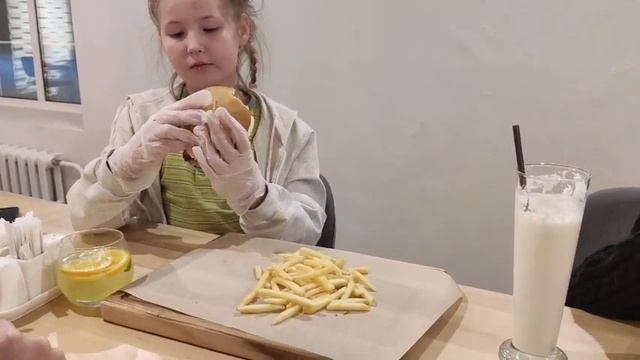 Семейное кафе. Пермь. Центр города. Лена с Максом. смотреть онлайн